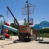 船の形をした大型遊具のある公園