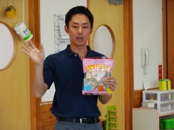 まずは子ども達に麩を使ったお菓子「ベビーふーちゃん」のプレゼントをしてくださった野田さん。
