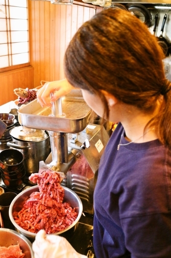 毎日、店頭で肉の塊からミンチにしてハンバーグを仕上げます。「御食事処 濱松屋」