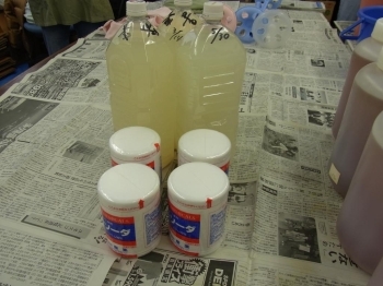 苛性ソーダ、ＥＭ菌を米のとぎ汁に溶かし、沈殿させたもの、右側は廃油