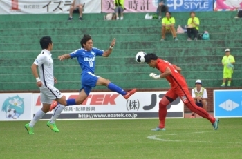 園田選手　気迫でゴールを目指します