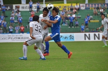 ヘディングで競る園田選手