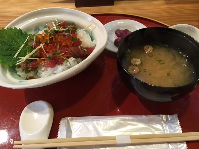 Ｄ社さんは海鮮丼。<br>これで６５０円は東京ではありえないと喜んでました。