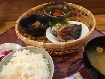 チャリンコＫは焼き魚定食「ムロアジ」<br>写真ではどっちがどっちかわかりませんが。