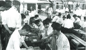 西口マーケット内の風景。
写真は縁台で将棋をする人々。1957年（昭和32）年頃の撮影。