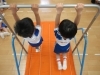 ぶら下がり競争をする年少児「鉄棒！」
