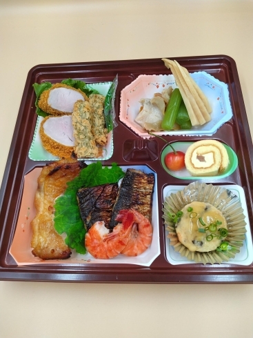 「折詰め　お弁当　♪」