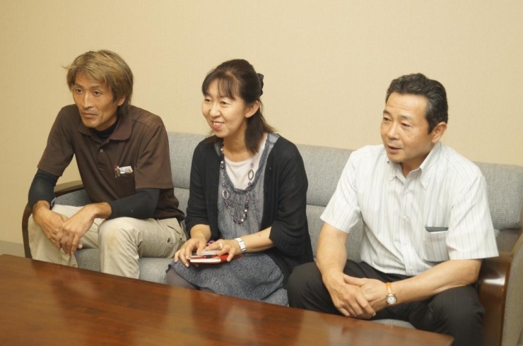 左から青年部部長の増元亮太さん、女性部部長の長崎浩美さん、商工会会長の藤元邦敬さん