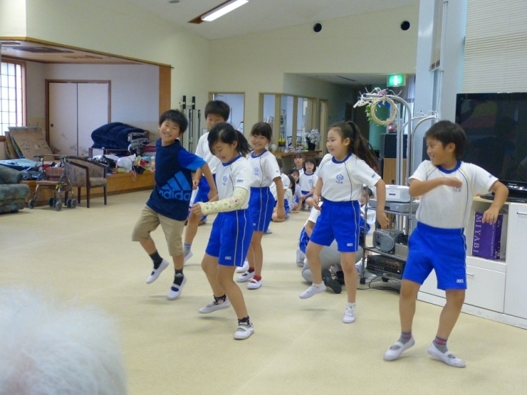 元気にダンスを披露してくれる子供たち(*´▽｀*)