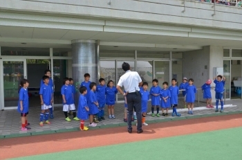 選手と一緒に入場する子どもたち