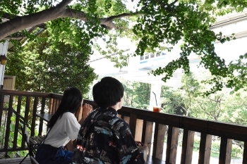 千葉公園の方を向いたカウンターは静かに過ごせるので、読書したり落ち着いて話したりするのにぴったり。<br>また、目の前を千葉モノレールが通るので鉄道マニアの方にもおすすめです。