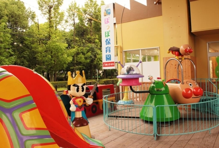 高島駅前に楽しそうなキャラクター遊具のある広場を見かけたら、それが「ぽっぽ保育園」の入り口