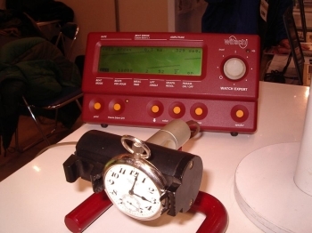 時計の誤差を測るチェッカー。飯嶋さんが分解・組立てした時計が置かれています。