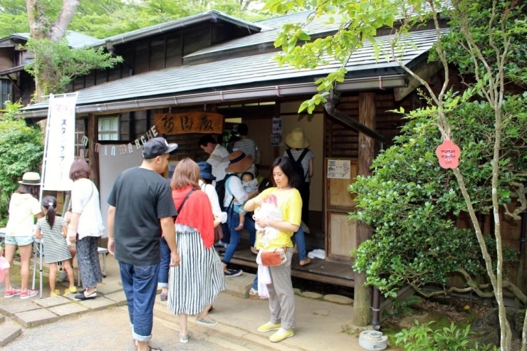 ママンマルシェのメンバーさん約４０名が梅御殿の中で出展！熱気がすごい！