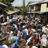 明神川で魚と遊ぼう「魚つかみ大会」