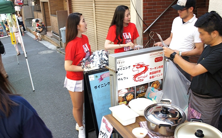 開幕戦のチラシを持って、百円商店街に出店している商店街の方や、来場者に、ジェッツをアピール！