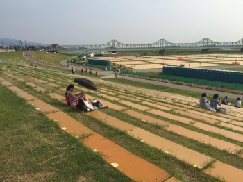 場所取りも花火撮影に欠かせない重要なポイントの一つです。