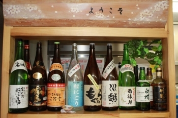 日本酒も色々取り揃えております。
