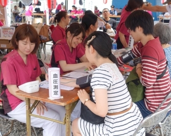 新松戸中央総合病院の看護師さんが血圧測定や体脂肪測定、各医療相談をして下さいました。