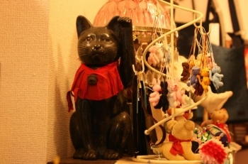 売り物だけでなく、そこかしこに猫が飾られています。玄関を入ってすぐ迎えてくれるのは、大正時代の黒い招き猫。
