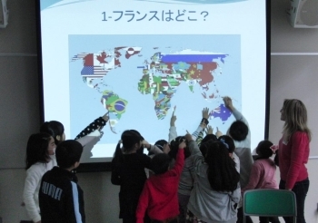 日本が真ん中ではない世界地図を見ることも、子供たちにとっては新鮮でしょう。