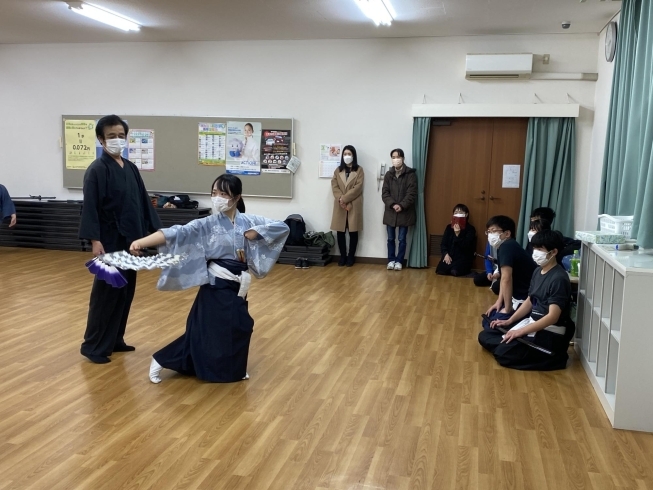 扇舞のお稽古の様子です「滋賀県大津市の剣舞・扇舞教室「正賀流吟舞社」です。よろしくお願いいたします。」