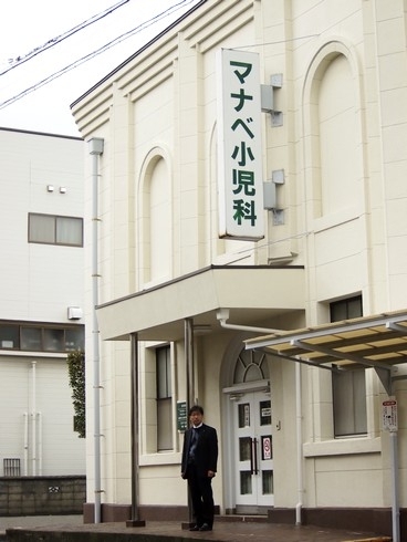 本町通りのマナベ小児科さん（昔は広島銀行さんだったそうです）