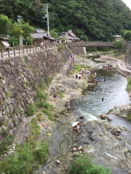 イベント後のゆったりした川遊びの風景です。