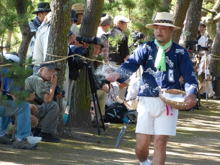 境内を塩で清めます。　いよいよ始まります！