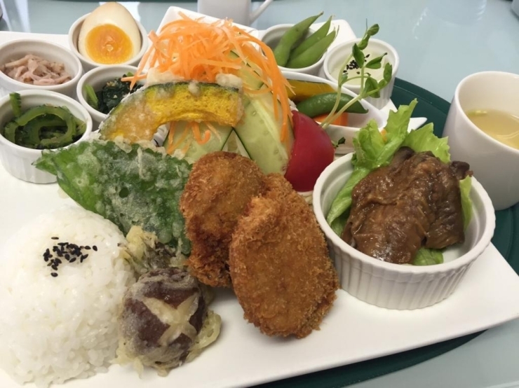 マテリアランチ　￥1,100　　なんとドリンク、デザート付！