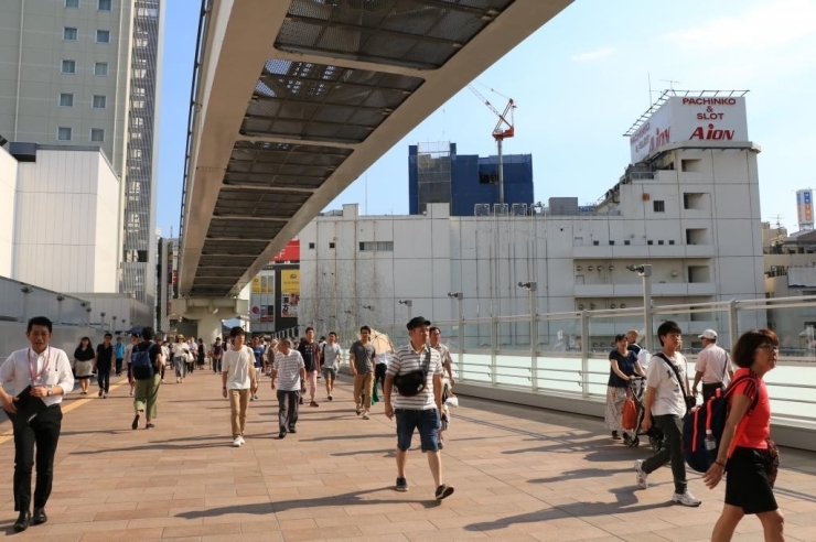 駅南口に向かい、中央線の線路をまたぐ通路はこんな感じ