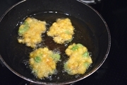 【6】一口サイズで揚げ焼きにする。油をきってから、お皿に盛り、胡椒とクミンパウダーをふる。