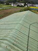 「屋根塗装前の高圧洗浄作業 コケや藻を洗い流して下準備を整えます」