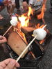 焚火で子供たちと焼きマシュマロを愉しむ「秋の夜に楽しむ焚火の醍醐味」