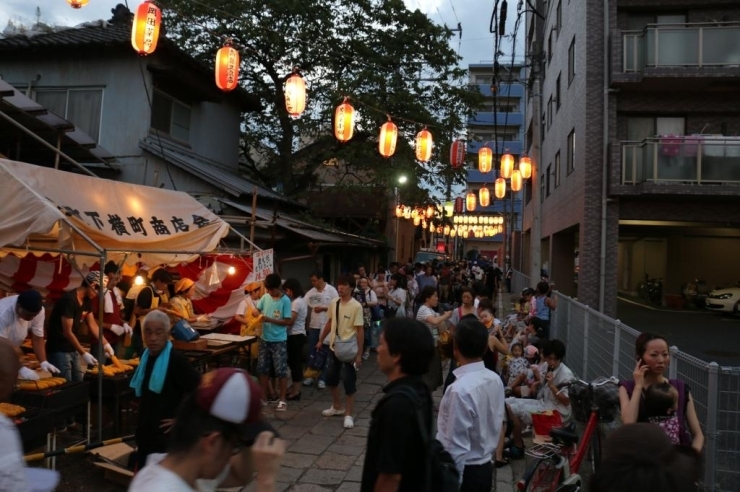 松龍寺参道では、江戸時代から今なお続く松戸宿夏の盛りの名物行事であるとうもろこし市には長蛇の列が出来、<br>途切れることはありませんでした。