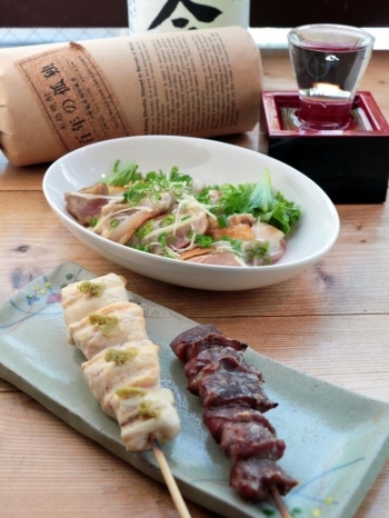 B-4 TORI-CO-VOUS（とりこうぼう）鶏工房　立川店<br>名古屋コーチンムネ肉のたたき、名古屋コーチン・伊達鶏の焼鳥2本から1品