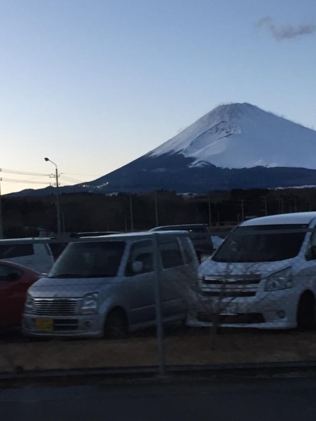 毎年真っ白で裾まで見える富士山が、大好きです。<br>嫁ぐ前は雲の上に浮く富士山<br>いまは、裾まで大きな富士山です。<br>【かよっち さんからの投稿】
