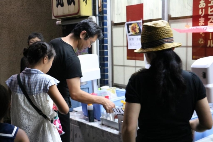 『農　Minori』さんを発見＠＠<br>食堂「丸政」さんの前で人気の台湾風かき氷を販売<br>