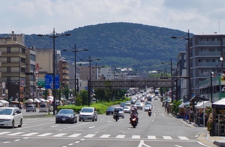 五条大橋東詰から東大路通にかけて、五条通の両側を埋め尽くすほどの市が並びます。