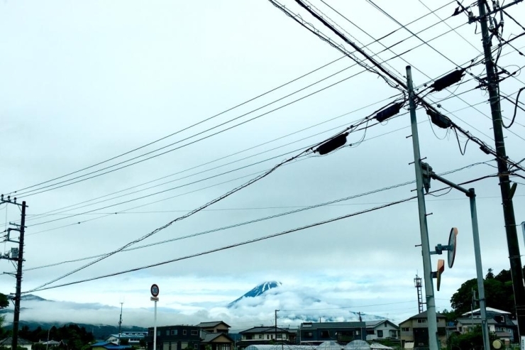 通勤時間帯に見つけた富士山です。<br>雲の合間から、ちょうど富士山だけが見え、窓を開けたようでした。<br>【ますだ さんからの投稿】