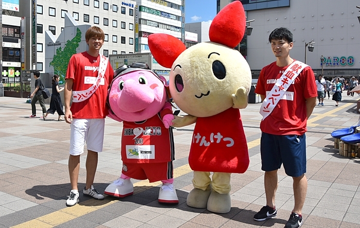 左から、上江田勇樹選手、ジャンボくん、けんけつちゃん（献血キャラクター）、石井講祐選手<br>