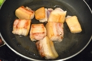 【１】豚肉は2cmくらいの厚さに切る。<br>フライパンに油を敷かずに豚肉を並べ<br>中火で両面を焼く。