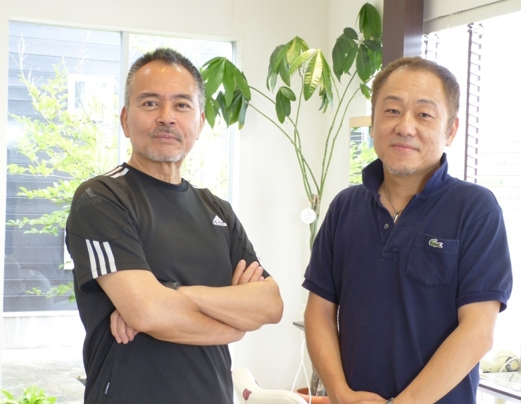 亀井重郎氏と美容室クレヨンオーナー藤枝篤氏は、小学校からの先輩後輩の間柄です。