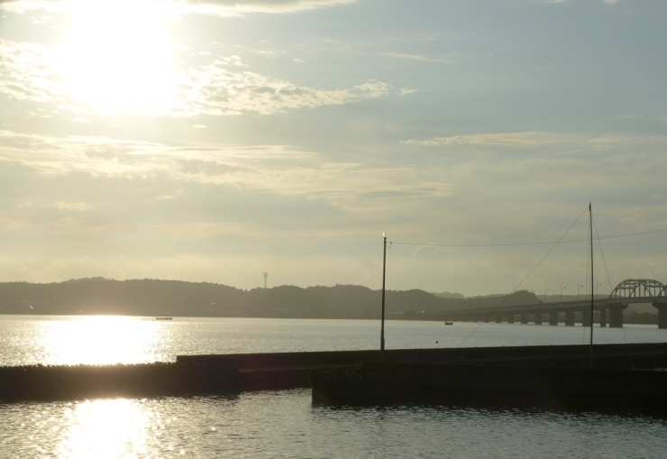 北浦からは朝焼けが美しく、この時間帯になると漁師さんたちは漁港に引き上げてきます。