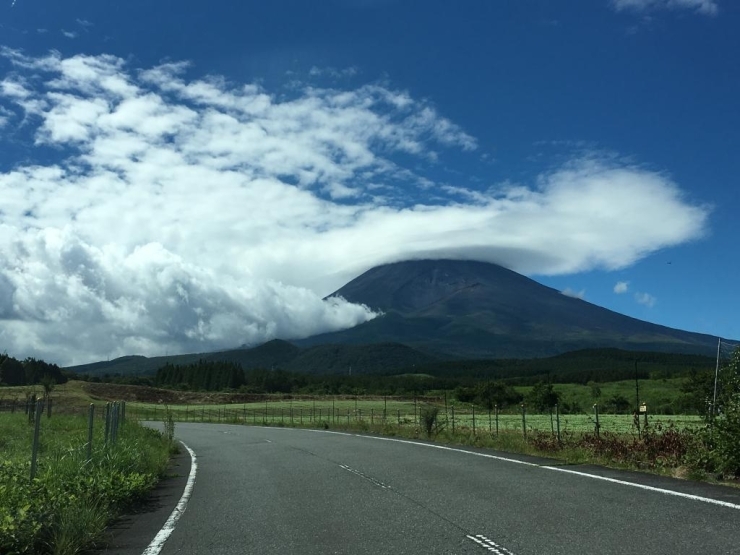 台風7号の影響で渦巻く雲に覆われた富士山です。<br>【響ママ さんからの投稿】