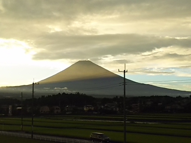 ツートンカラーの夕暮れの富士山も、綺麗でした。<br>【みっちゃん さんからの投稿】