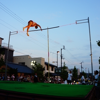 ふれあい夜市でのストリート棒高跳びショー