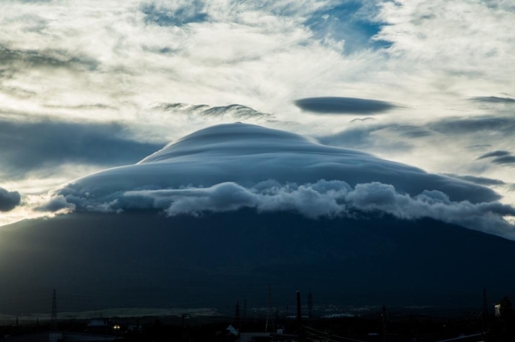 8/29日夕暮れの笠雲ですが富士山を完全に覆い被さるがごとくでした！<br>【morihan さんからの投稿】<br>