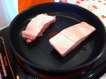 豚の角煮はいためるところから始まります。