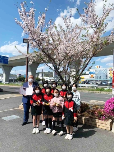 外でも記念撮影♪「大会開催のお礼に桜木バレーボールスポーツ少年団の子供たちが来店されました！」